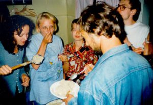 Janika Kronberg tagaplaanil (vas.lt) Anneli Saro, Eva Velsker, Indrek Särg jt