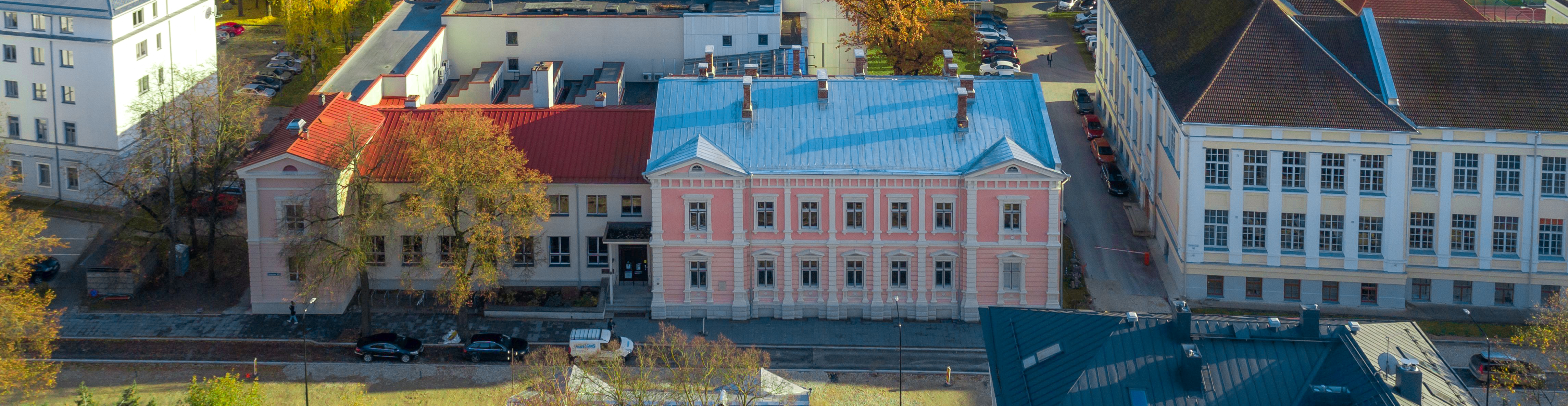 Eesti Kirjandusmuuseumi hoone sügisel, foto: Alar Madisson