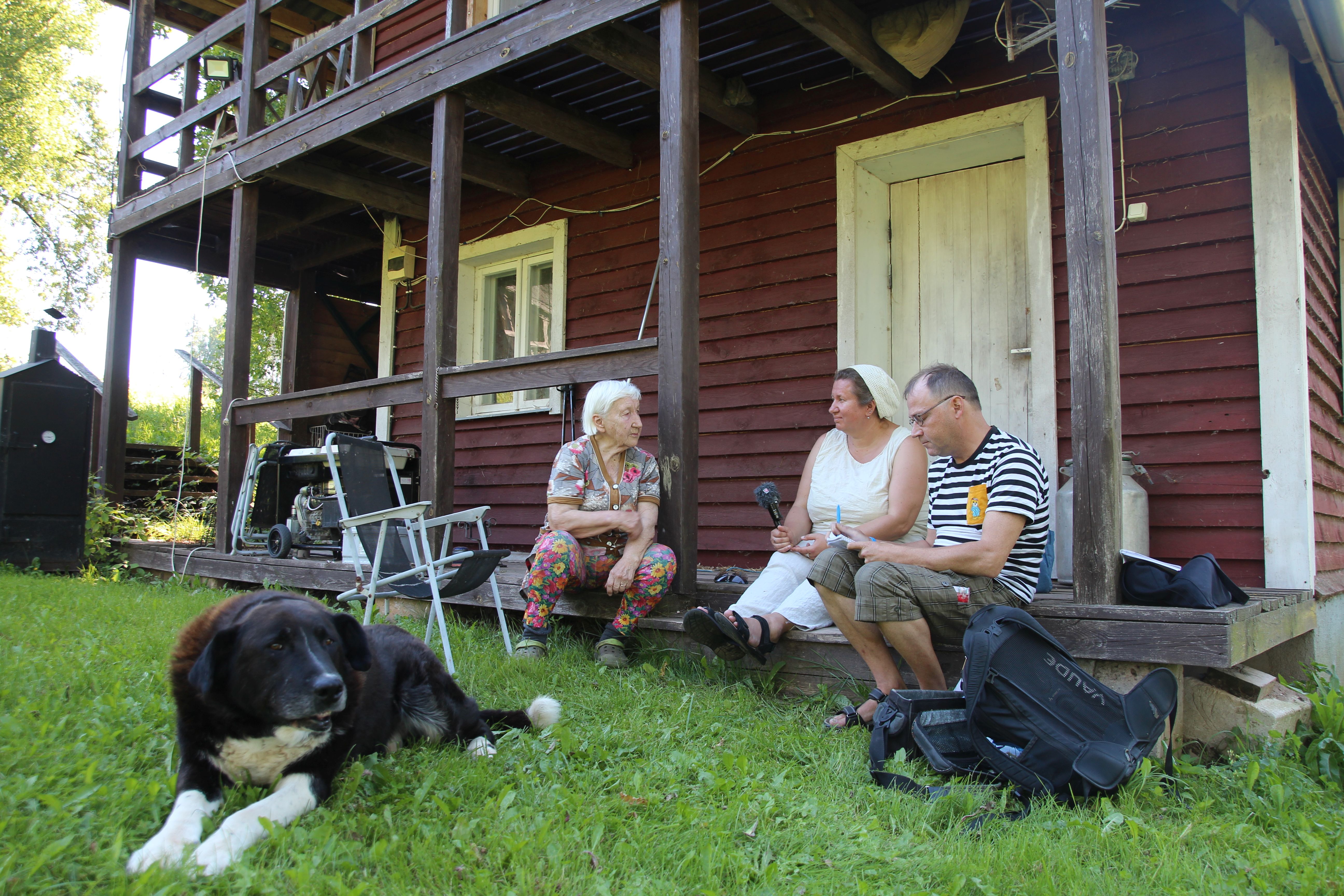 Liina Saarlo ja Valdo Valper küsitlevad Adele Narõškinat. Aptja küla. F: Mathilda Matjus.