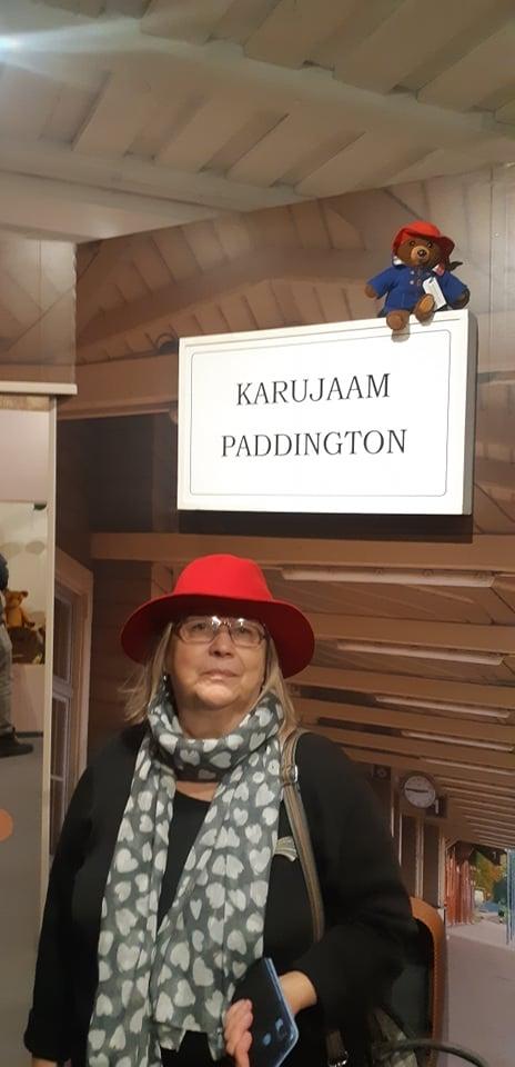 Ega mänguasjamuuseumis. Taustal plakat "Karjumaa Paddington"