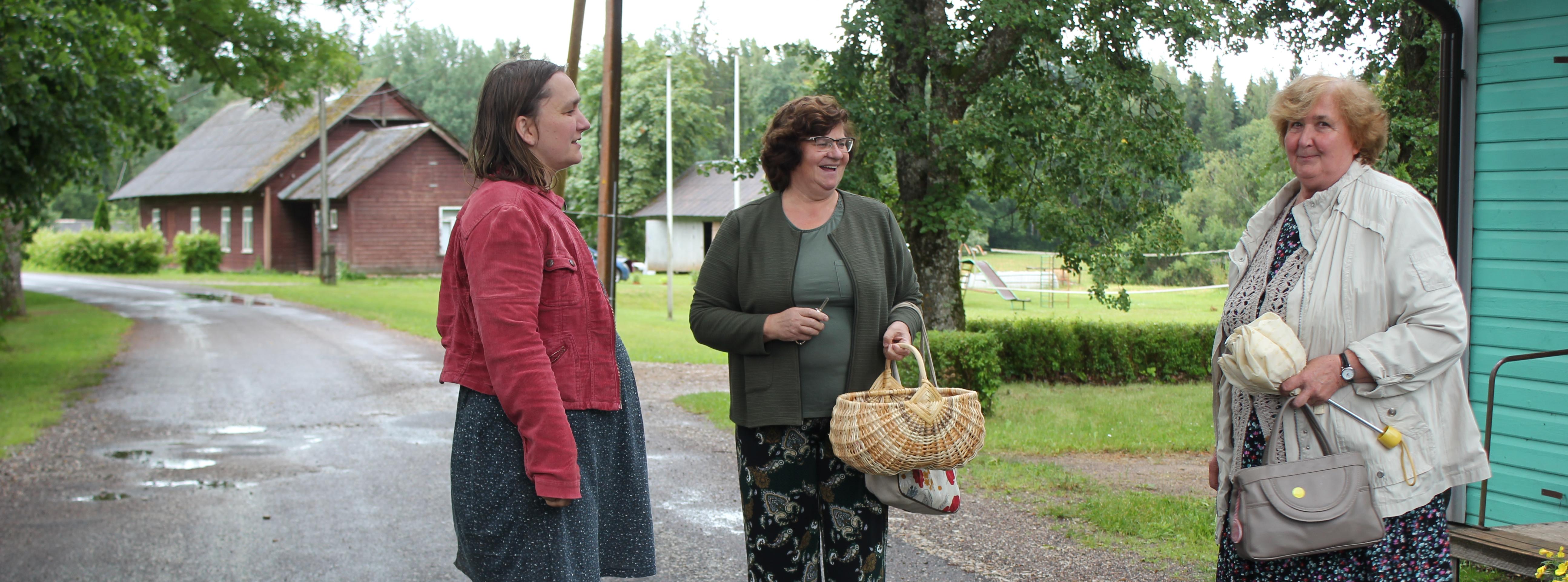 Folklorist Mari Sarv, mälestuste jagajad Alli Laande Mulgi Kultuuri Instituudist ja Hille Muska Lilli külamaja (Karksi kihelkond) juures. Foto: Astrid Tuisk.