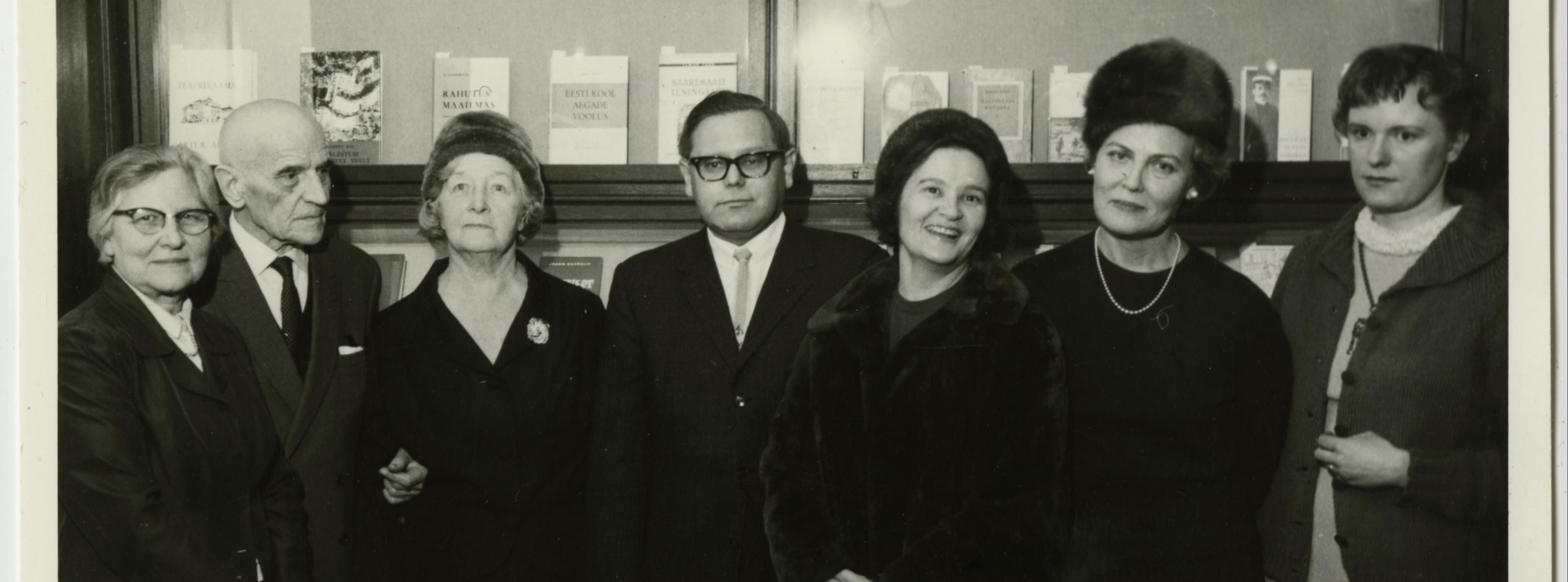 Raamatunäituse avamine Stockholmi kuninglikus raamatukogus 26.01.1966. Vasakult: Helmi Mäelo, Artur Adson, Marie Under, Kalju Lepik, Karin Saarsen, Ada Otema, Helga Nõu. EKLA, B-225:4635 