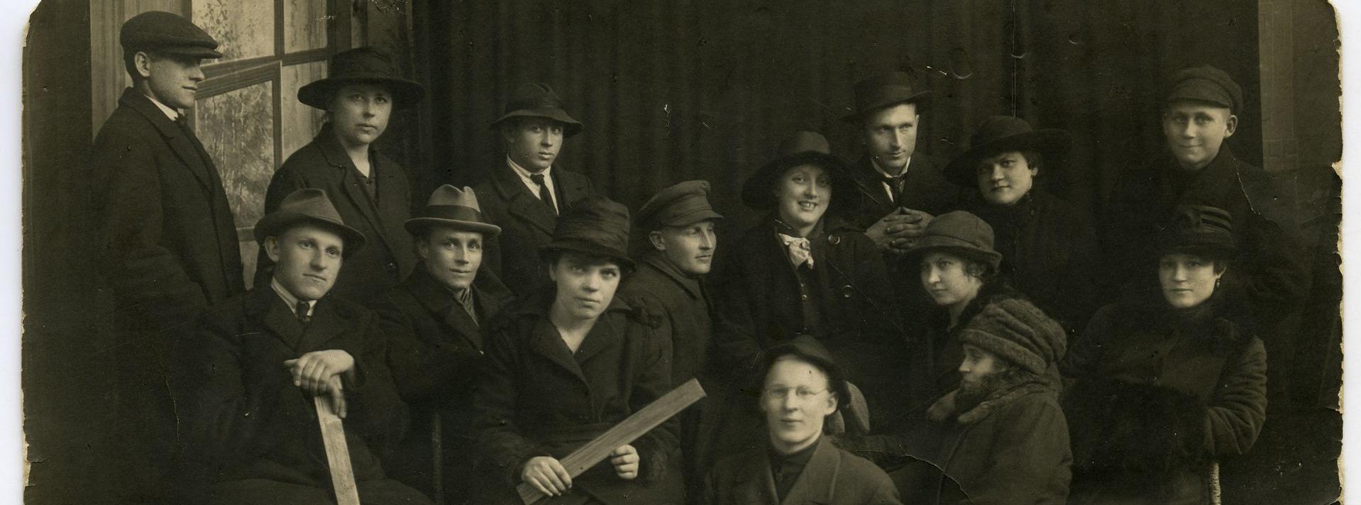 Oskar Loorits (all keskel) koos seminarikaaslastega Tartus 1921. aastal. Foto: Joh. Ehrenwerth (EKM, ERA, Foto 10150).