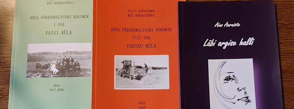 Nõva kandi kogukonna esindaja Andi Kivinukk tõi arhiivraamatukogule kingituseks mitmeid raamatuid