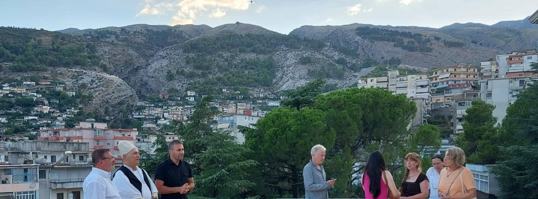 Foto: Janika Oras. Konverentsi lõpukontserdi eel Gjirokastra ülikooli terrassil