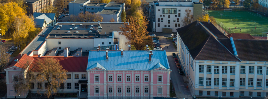 Vaade kõrgusest EKM hoonele sügisvärvides