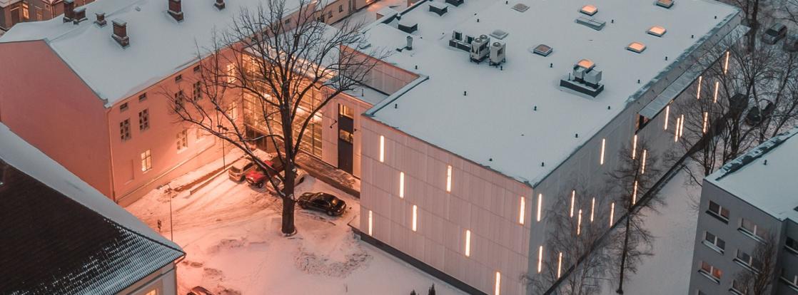 talvine lumiste katustega kirjndusmuuseumi hoone linnulennult