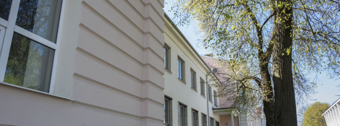 muuseumi fassaad kevadel