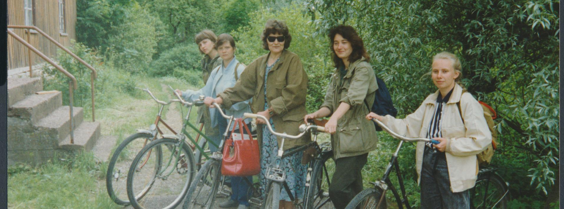 rahvaluulekogujad 1995. aastal Valjalas