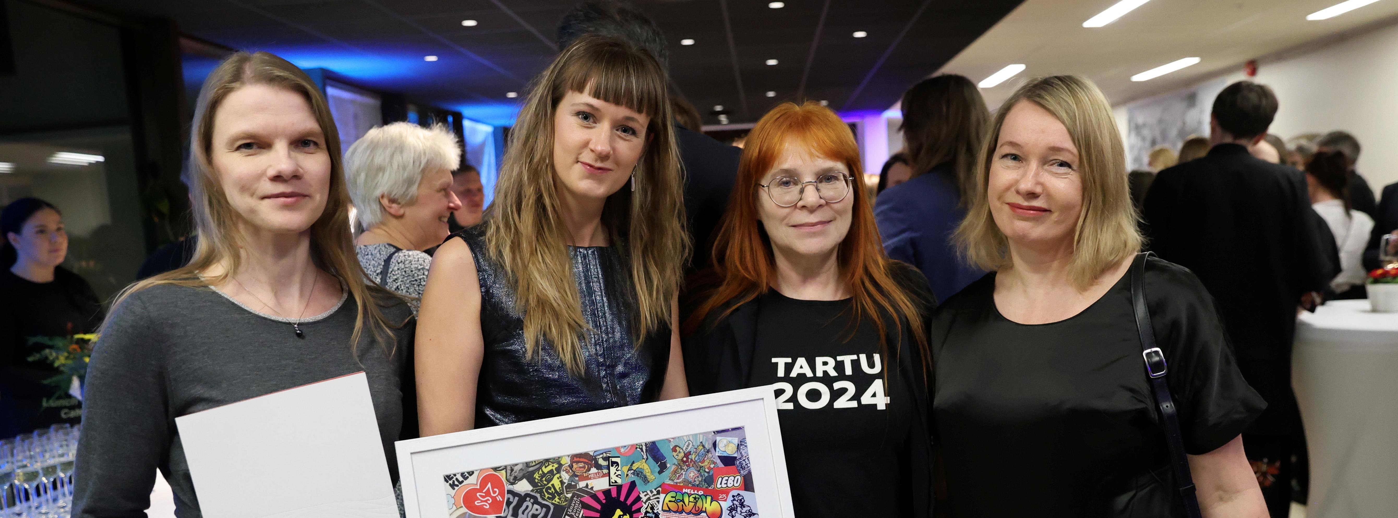 Direktor Piret Voolaid ja Metsavaimud projektituumik: Ave, Evelyn ja Taive.