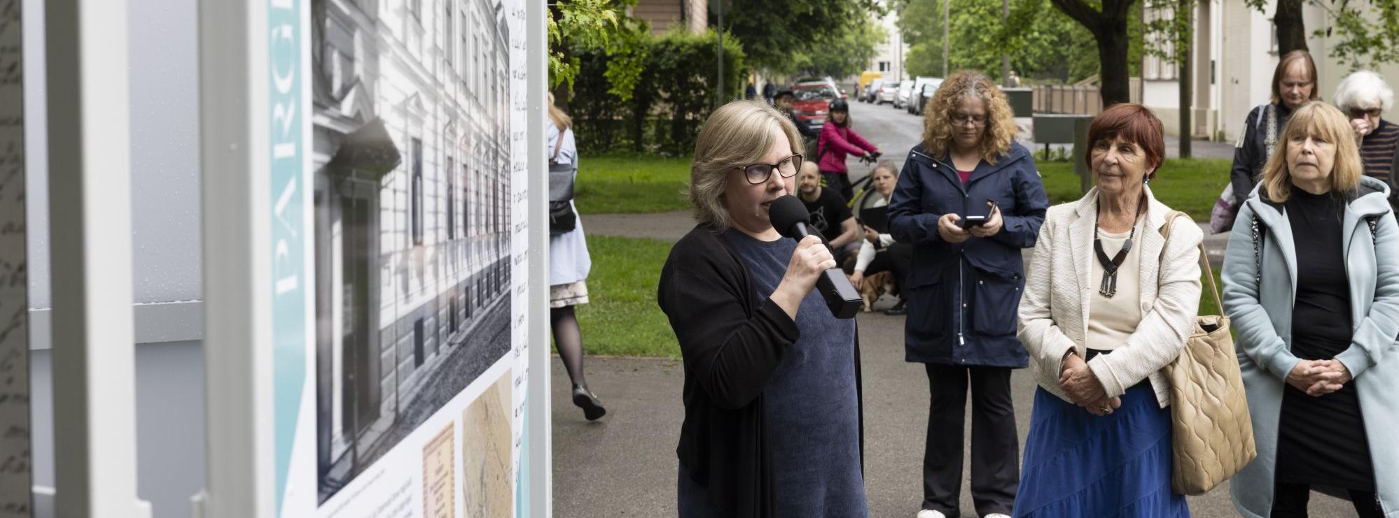 Kuraator Astrid Tuisk külastajatele parginäitust tutvustamas