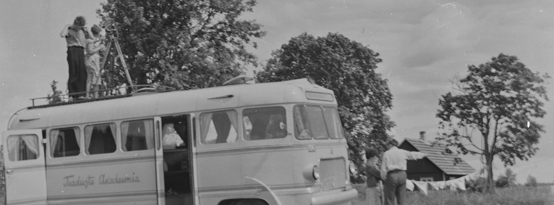 detail fotost, kus bussi katusel kaameratega mehed ümbrust filmivad