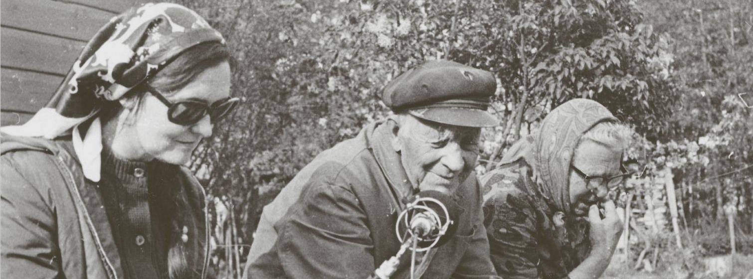 Ingrid Rüütel välitöödel, Vana meremees Aleksander Vipp pajatab meremehelugusid, lindistab Ingrid Rüütel. Jämaja, Mässa küla.