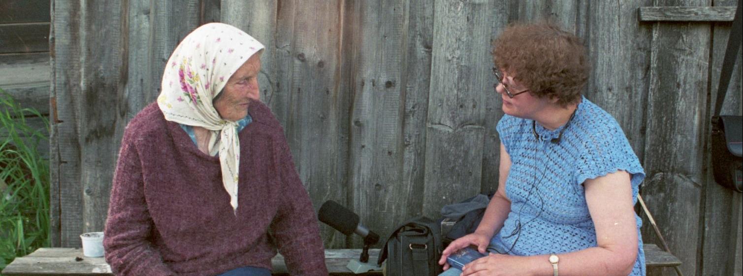 : Anu Korb ja Ella Tapo koduõuel vestlushoos. Volgamaa, Kirovi oblast, Oparino asula. Pille Niin, 2001