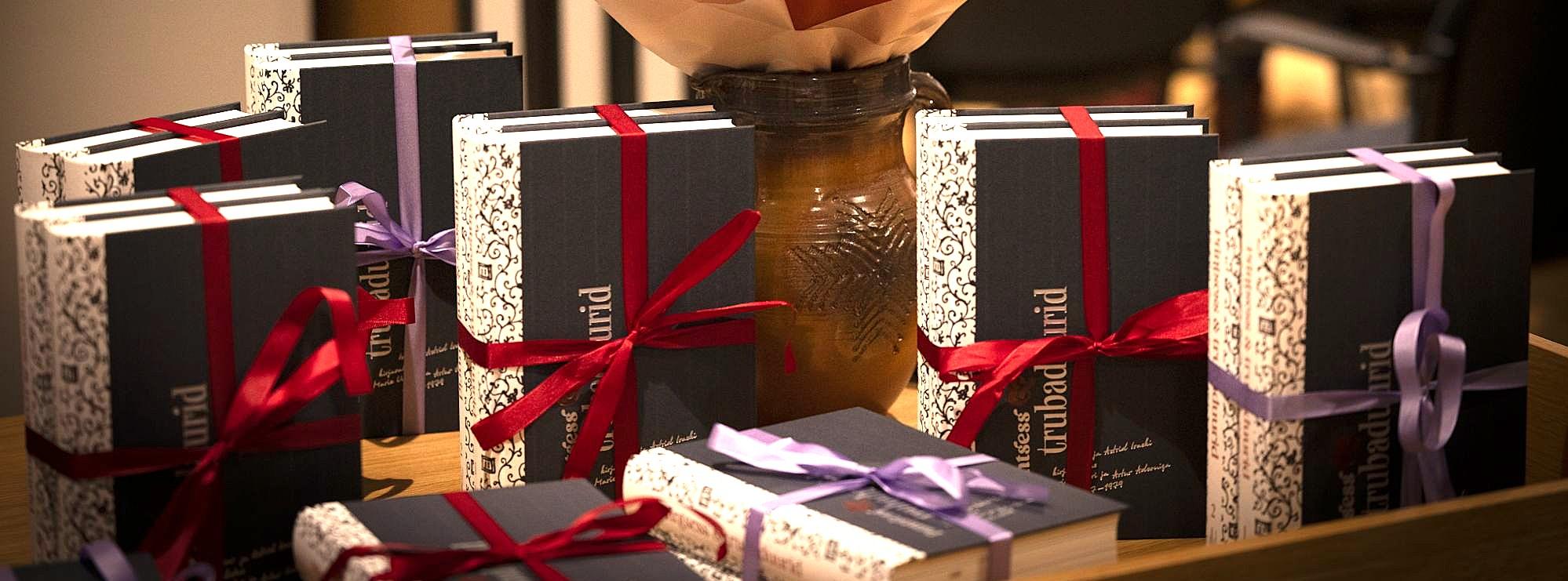 raamatuesitlusel raamatud värviliste paeltega kinni seotud