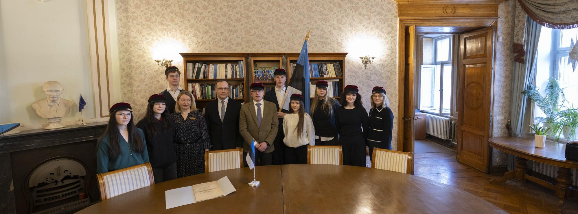 Tamme Gümnaasiumi esindus koos linnapea Urmas Klaasi ja direktor Piret Voolaiuga Tartu rahu lau ataga