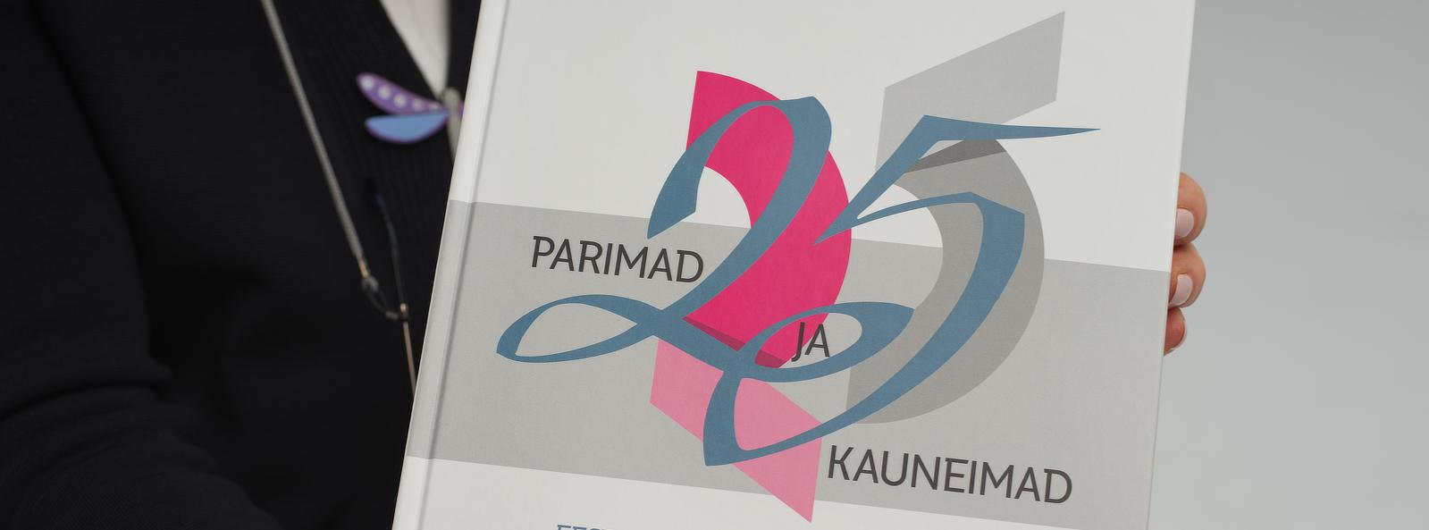 uudisteos autori käes