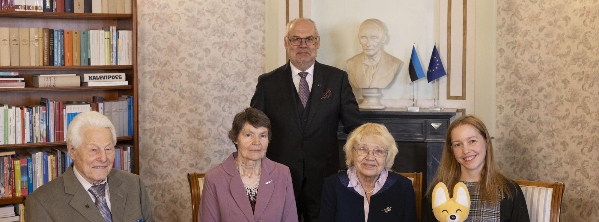 President koos laureaatidega kaminasaalis Tartu Rahu laua taga