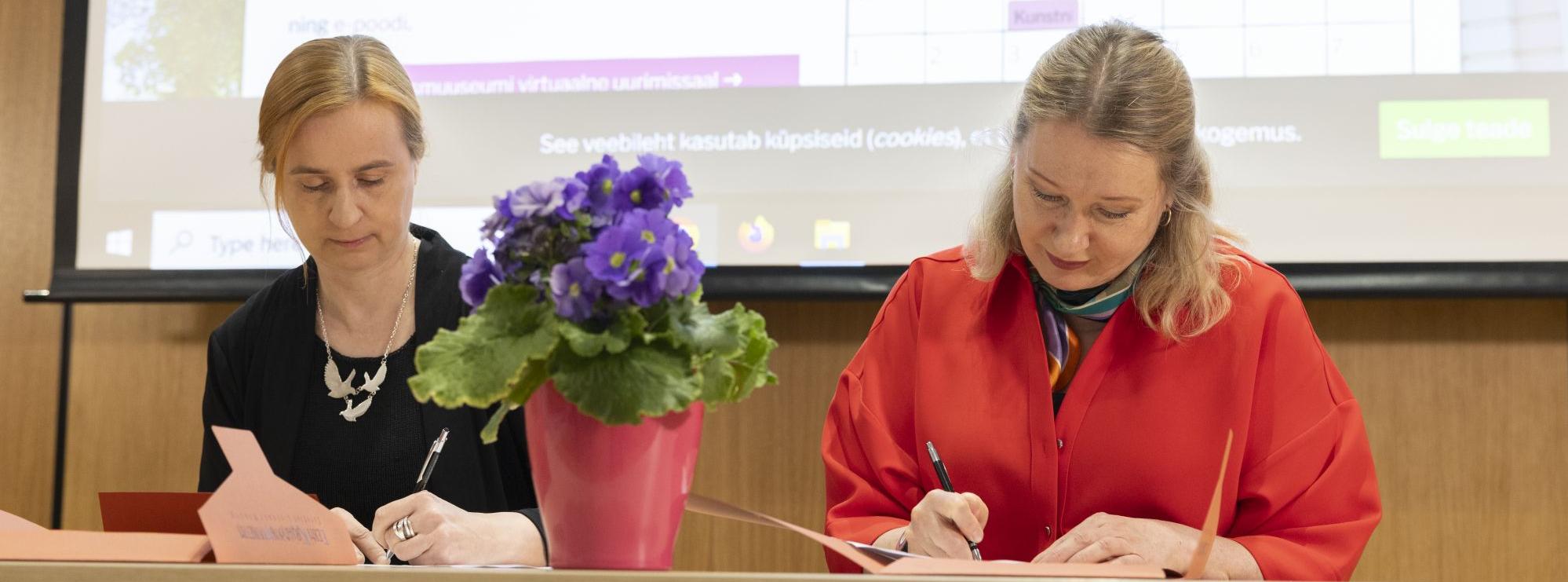 Kati Mikkola ja Piret Voolaid lepingut allkirjastamas