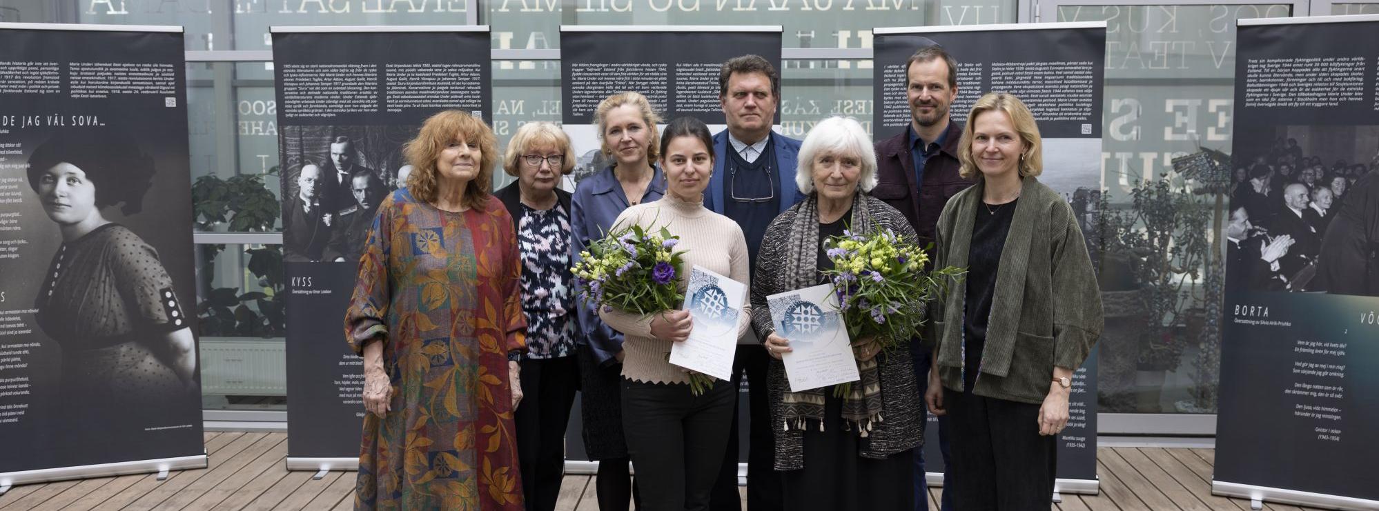 Stipendiaadid koos Rutt Hinrikuse perekonnaga