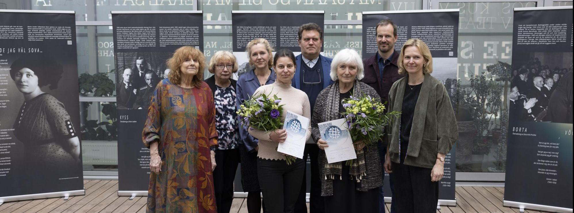 Rutt Hinrikuse preemi saajad koos komisjoniliikmetega ja Jüri Leiten Eesti rahvbuskultuuri fondist