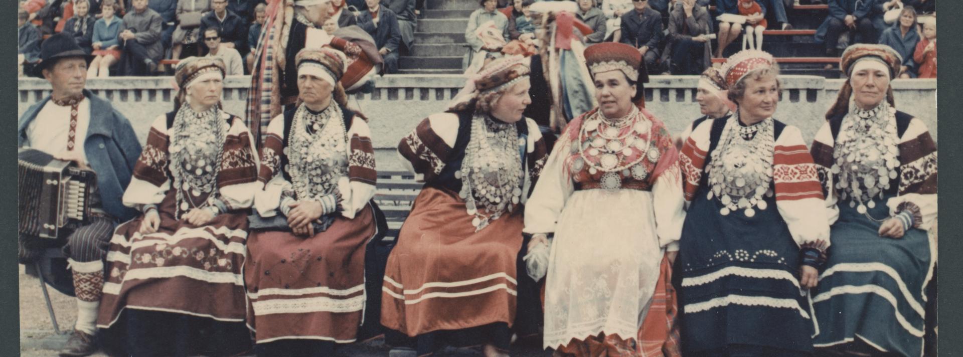 ENSV XXX aastapäevale pühendatud rahvatantsupidu. Esireas Laine Mesikäpp ning Obinitsa leelokoor. F: Lembit Paeveer, 1970. ERA, VF 8226
