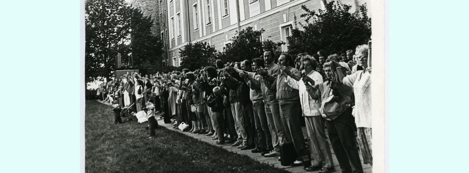inimesed seisavad Pika Hermanni juures BAlti ketis 1989, 23. august