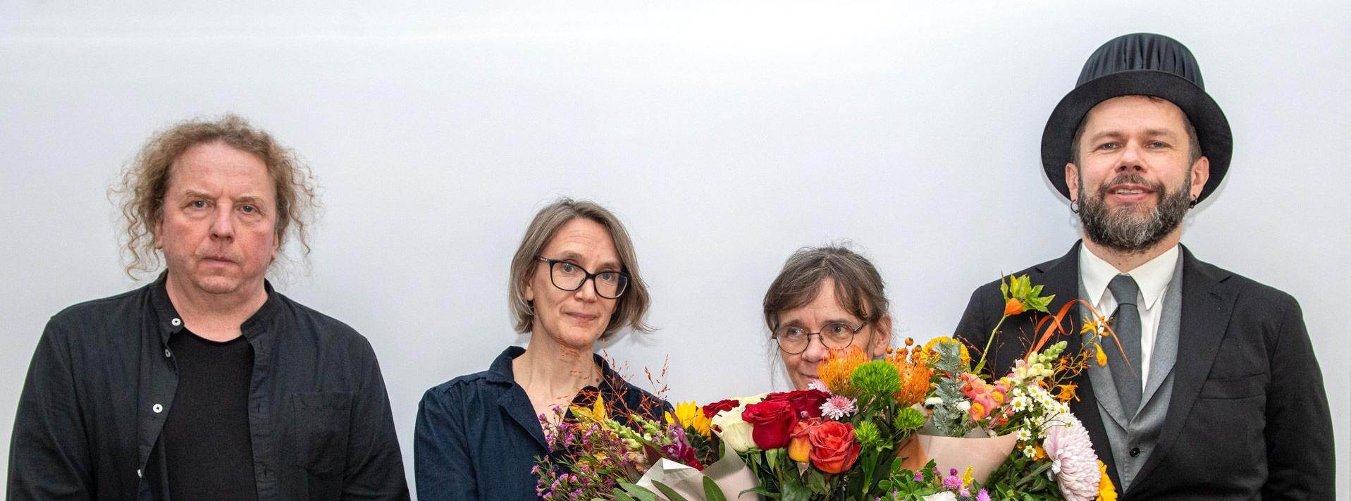 Mari. Ann Remmel keskel lilledega, vasakult: Madis Arukas,  Elo -Hanna Seljamaa, doktor Remmel ja John Björkman