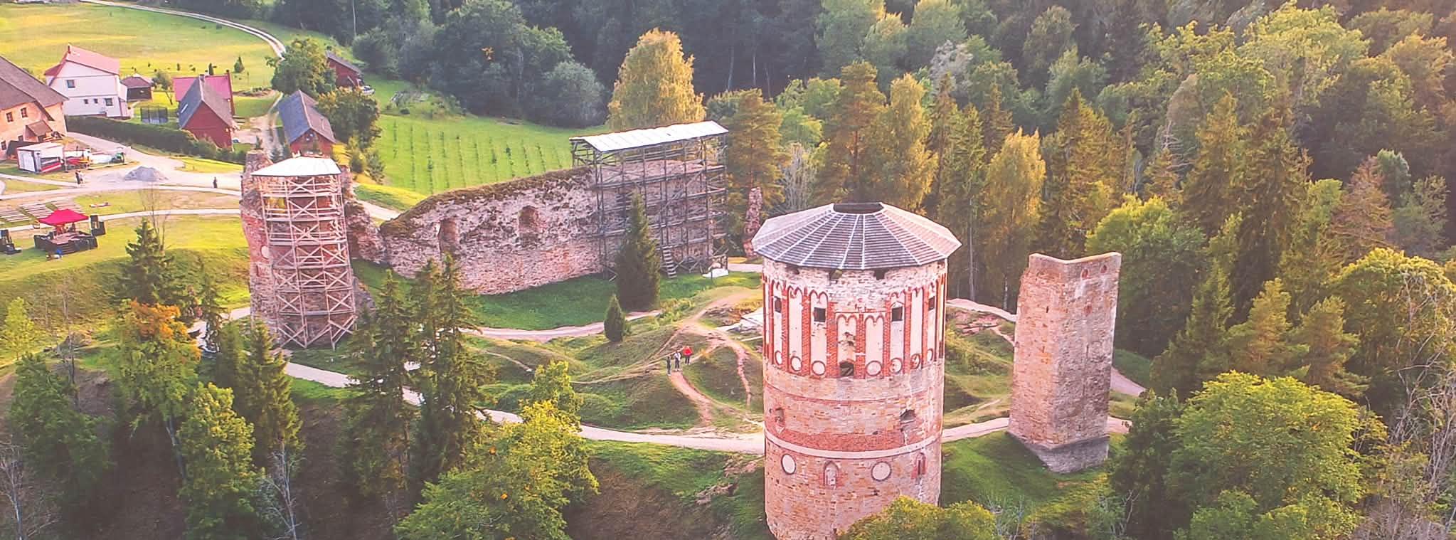 foto näituselt, Vastseliina linnuse müürid linnulennult