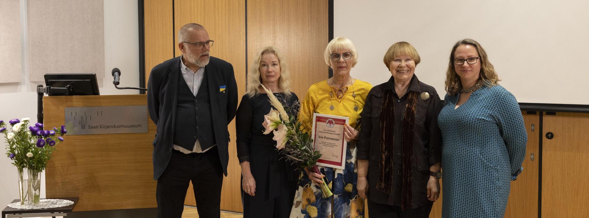 Eve Pormeisterkoos  Ene Mihkelsoni Seltsi esindajatega ja Tartu Kultuurkapitali juhataja Katriin Fisch -Uibopuu