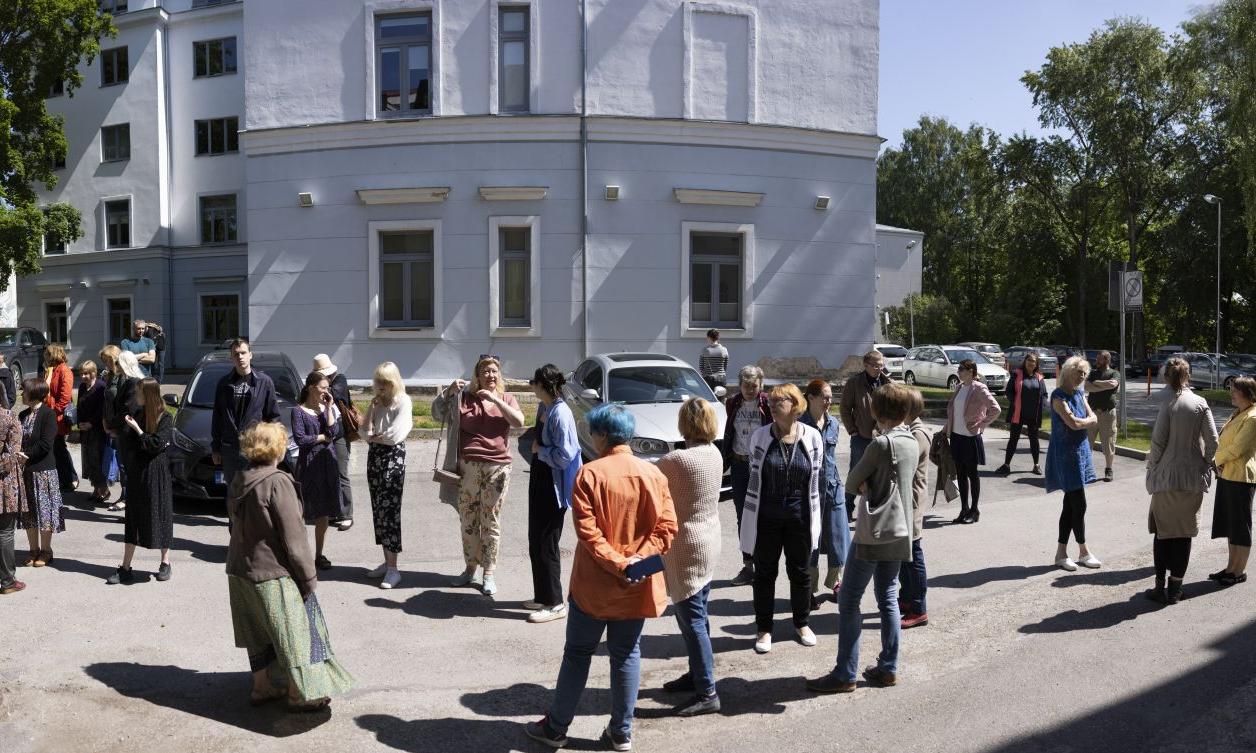 Töötajad on kogunenud Pepleri tn 23 maja hoovi