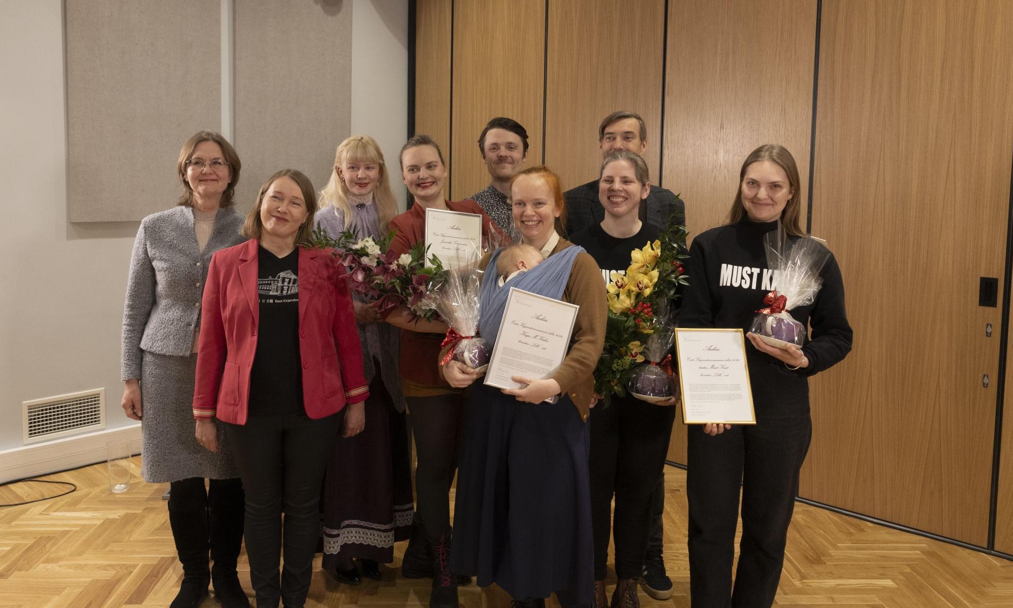 Musta Teatri "Lilli" näitetrupp koos EKM direktori Piret Voolaiu, teadur Eve Annuki ja Lilla Daamiga