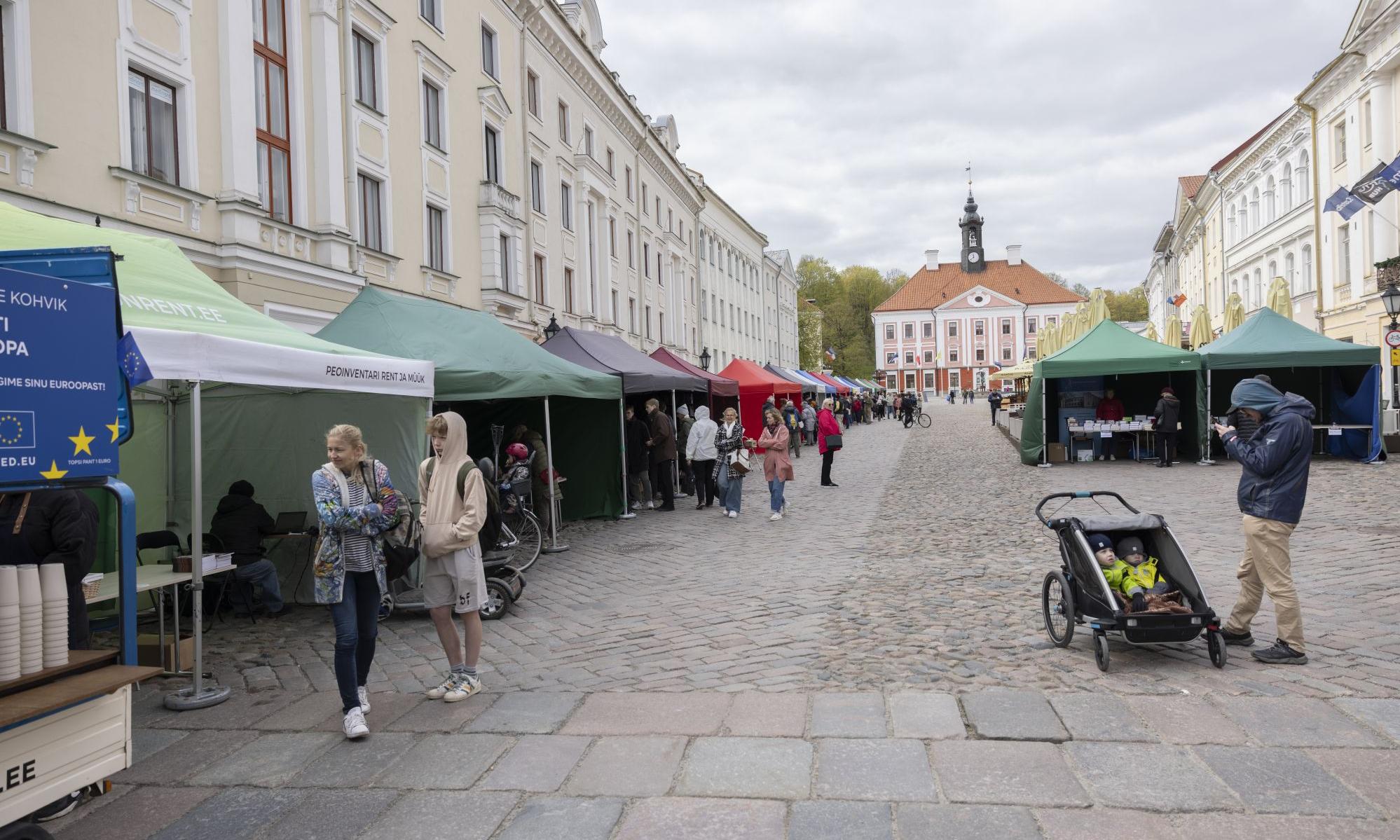 vaade raekoja platsile raamatulaada ajal