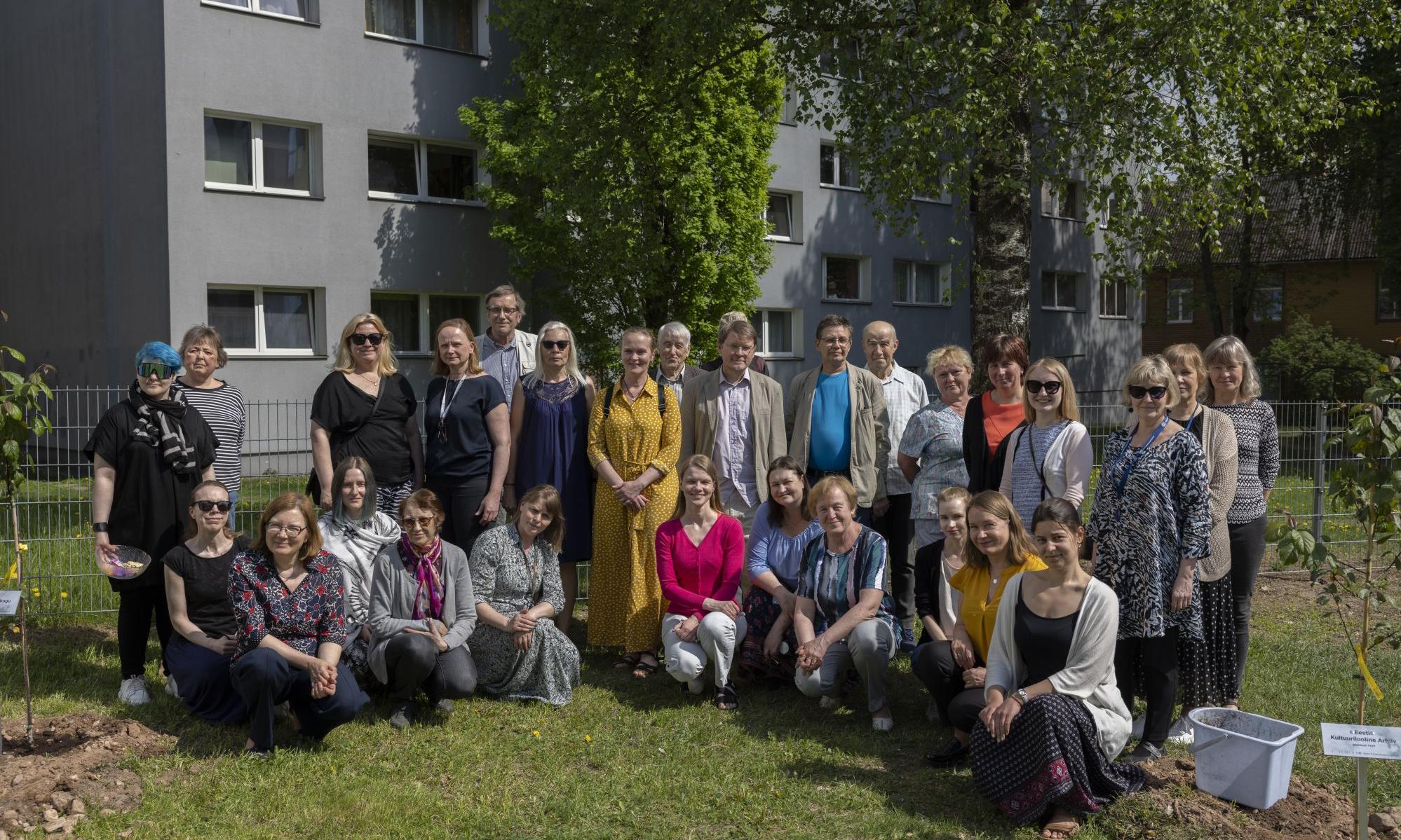 100 aastat oma majas osalejad puude istutamisel