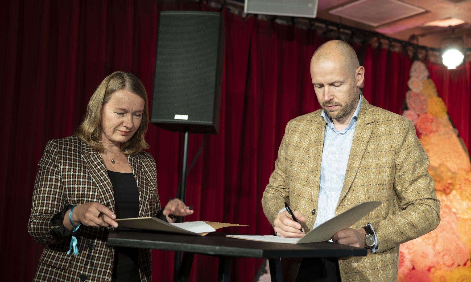 EKM direktor Piret Voolaid ja pärimusmuusikakeskuse juht Tarmo Noormaa lepingut allkirjastamas