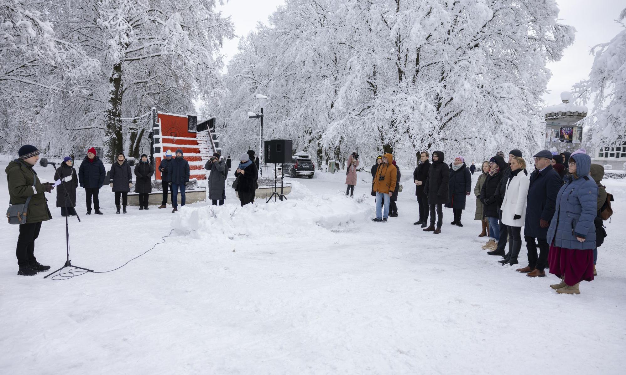 Linnakirjaniku väljakuulutamisele kogunenud linnakodanikud ja kirjandushuvilised