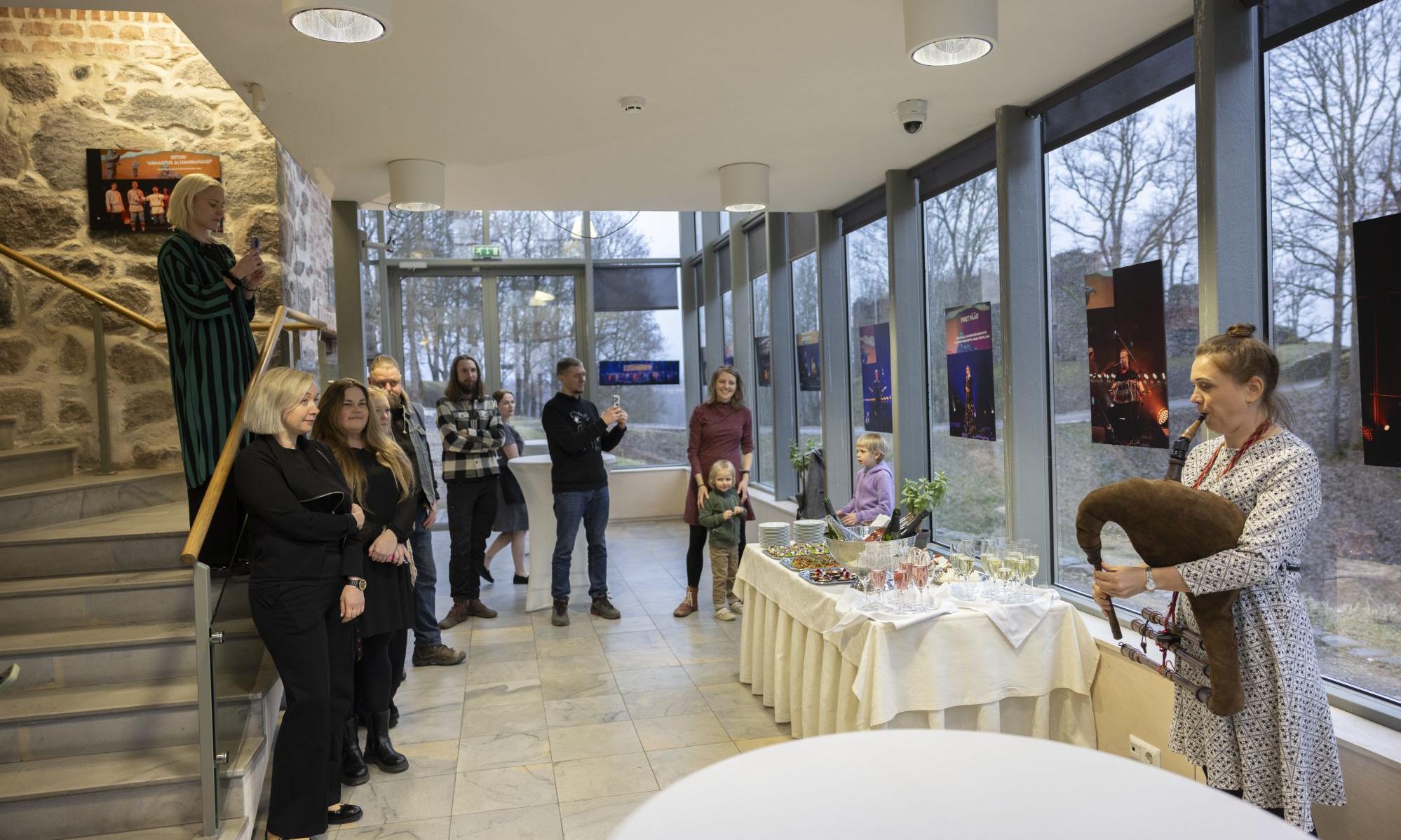 vaade pärimusmuusika aida galeriisse näituse avamise ajal