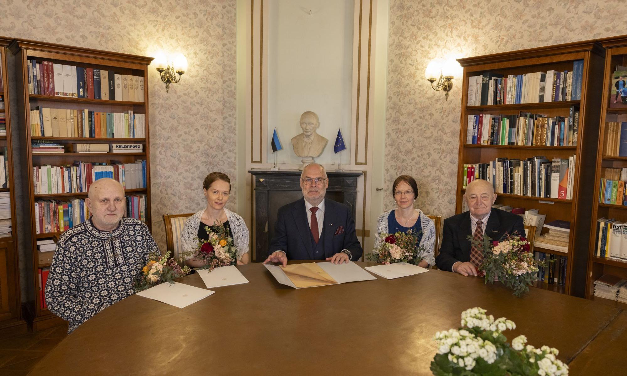 Presidendi rahvaluulepreemia laureaadid kaminasaalis Tartu rahu laua taga