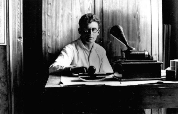 Rahvamuusika uurija Herbert Tampere fonogramme noodistamas. ERA, Foto 229. Richard VIidalepp 1935. 