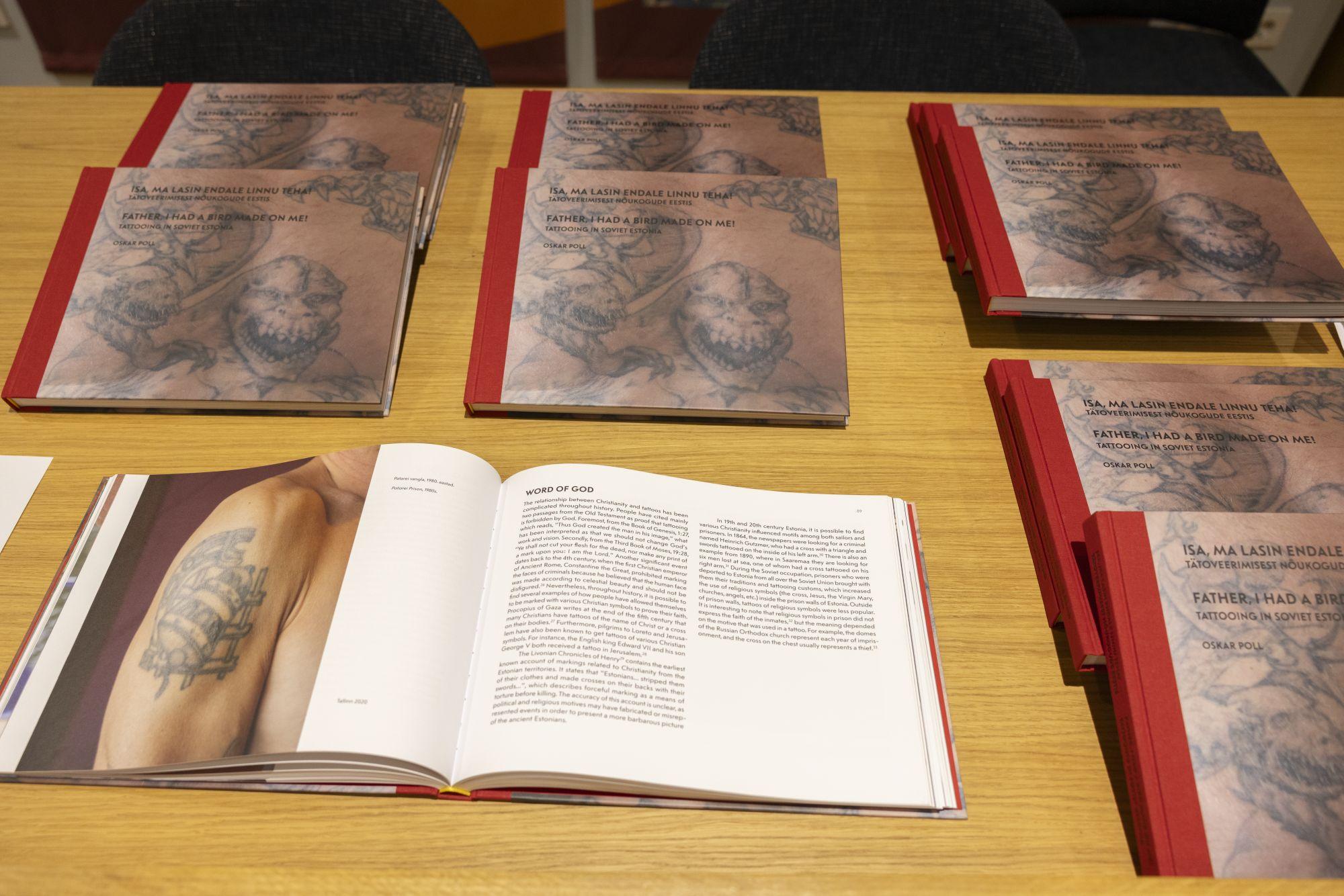 Raamatud saali laual