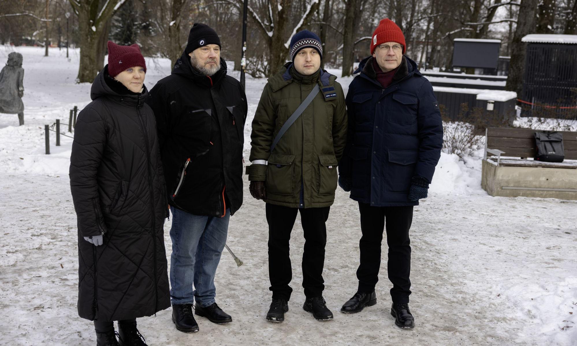 Linnakirjanik Indrek Hargla koos linnapea Urmas Klaasi ja 2025 linnakirjanik Tõnis Vilu ning Krista Ojasaarega