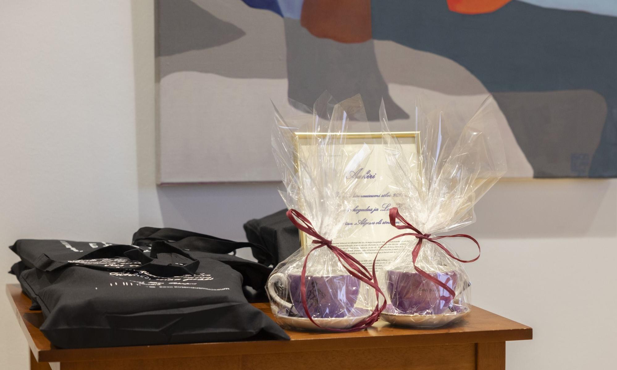 Auhinna laud, Lilla Daami tassid ning kinkekotid raamatutega