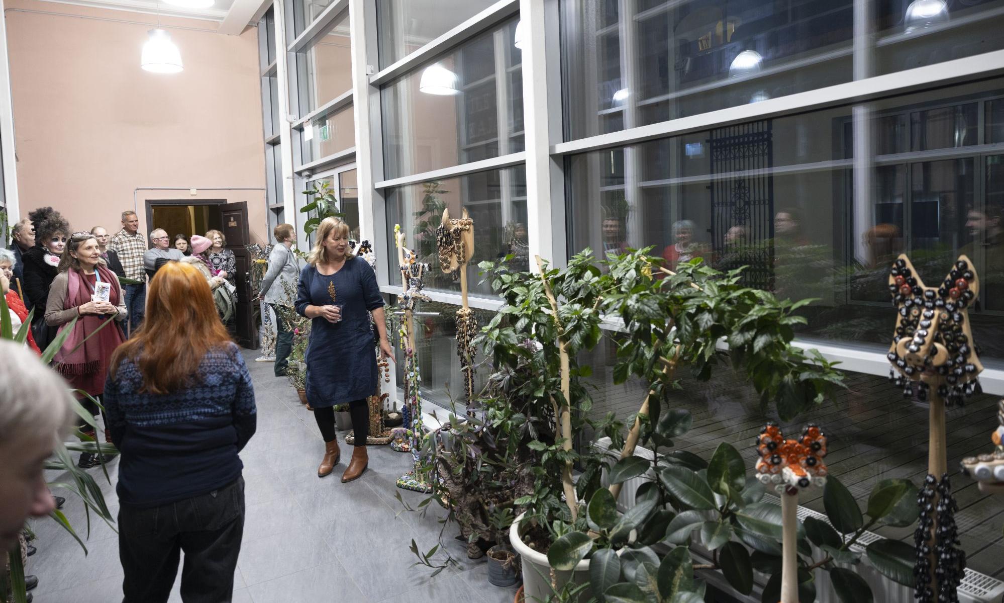 Publik klaasgaleriis taiestega tutvumas