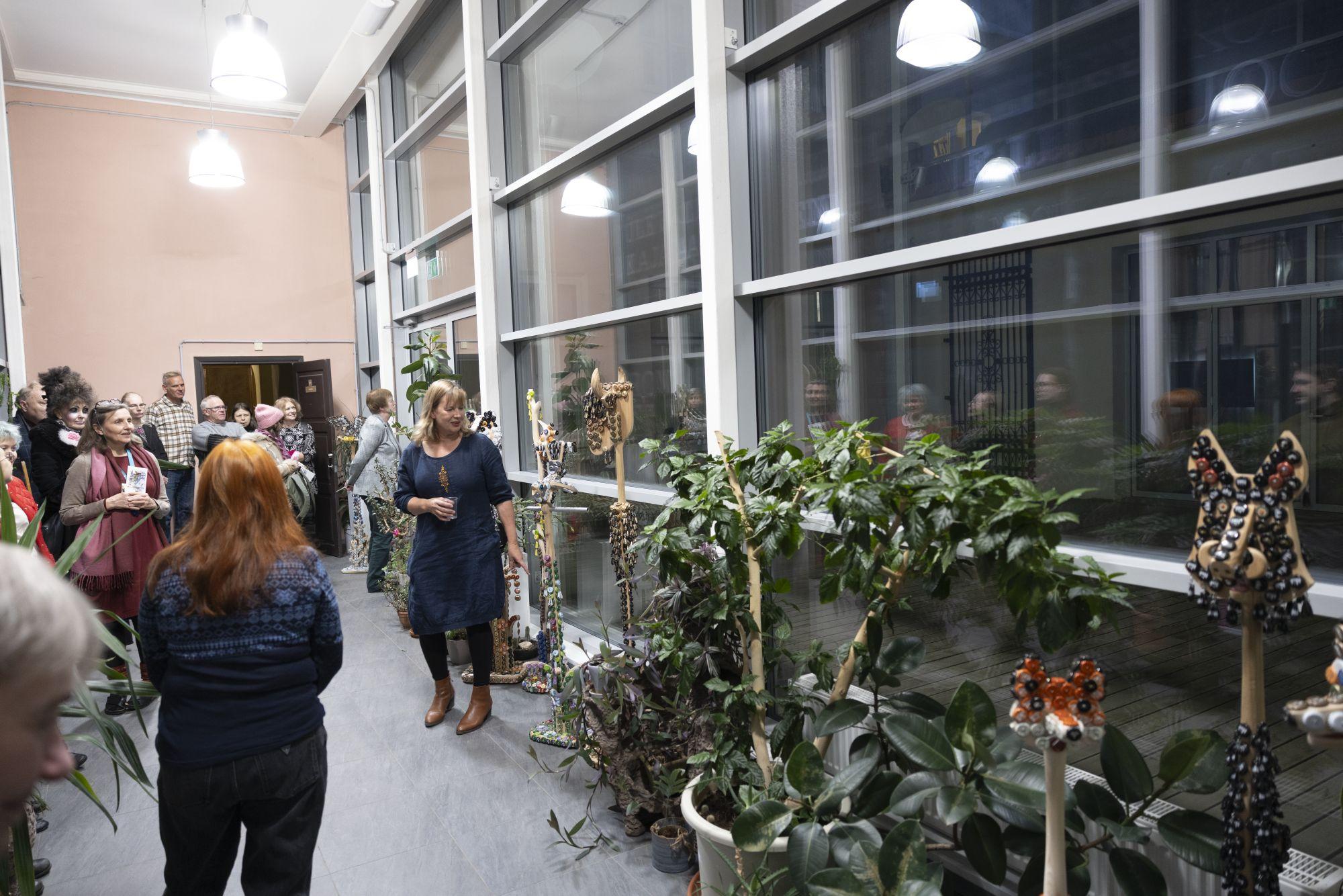 Publik klaasgaleriis taiestega tutvumas