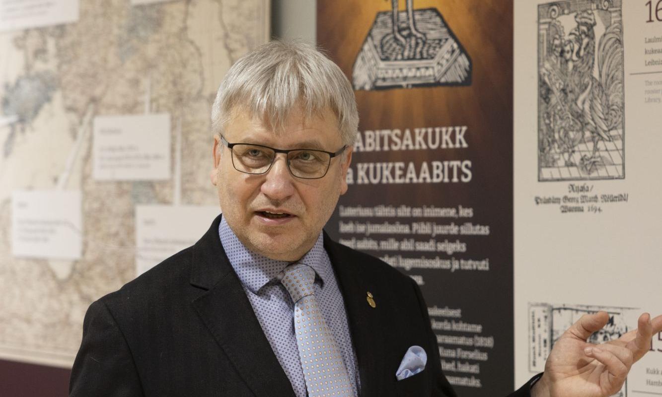 Aivar Põldvee näitust avamas