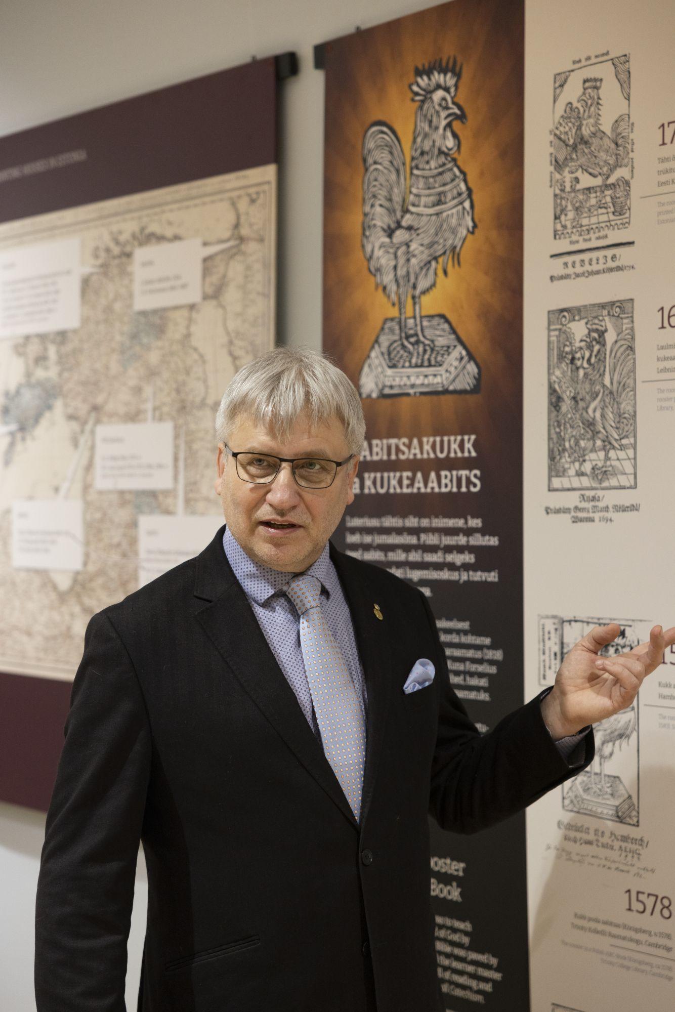 Aivar Põldvee näitust avamas