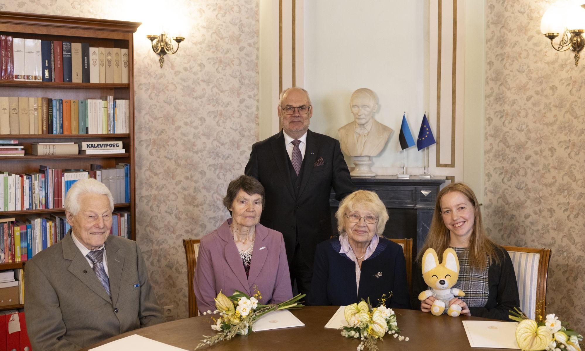 President koos laureatidega kaminasaalis