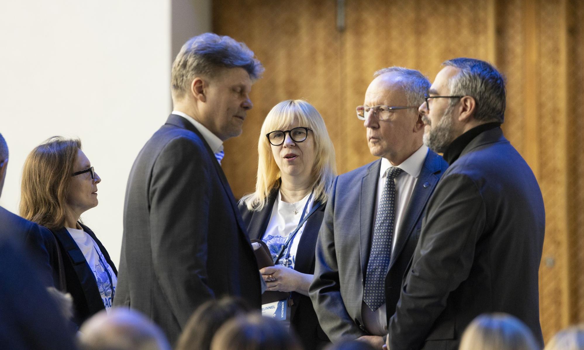 Konverentsi peakorraldajad Riho Altnurme, Pille Runnel koos Ülikooli rektorri ja  Marek Tammega.