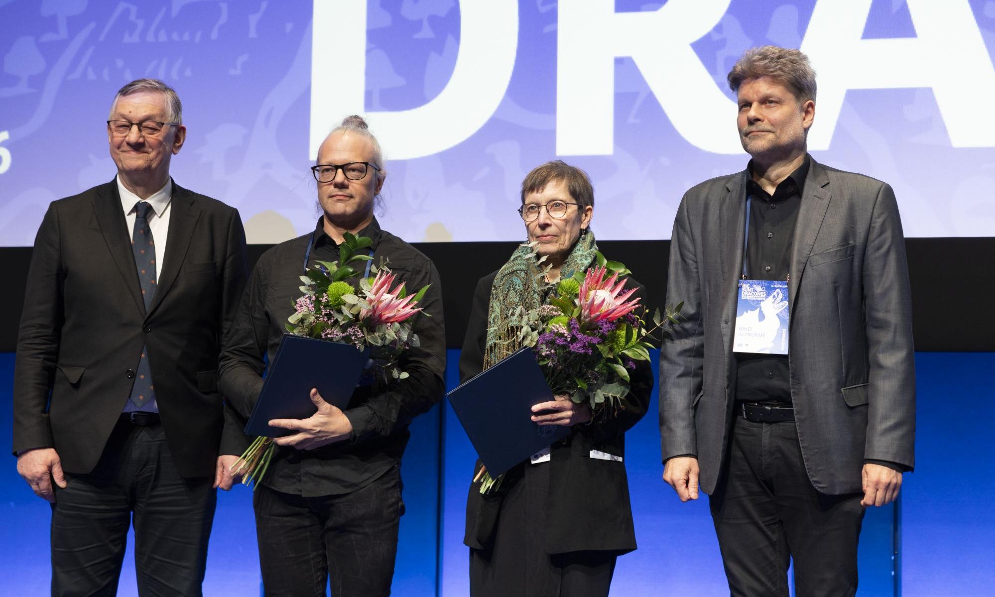 eesti TA humanitaarpreemiate laureaadid koos TA president Mart Saarma ja Riho Altnurmega