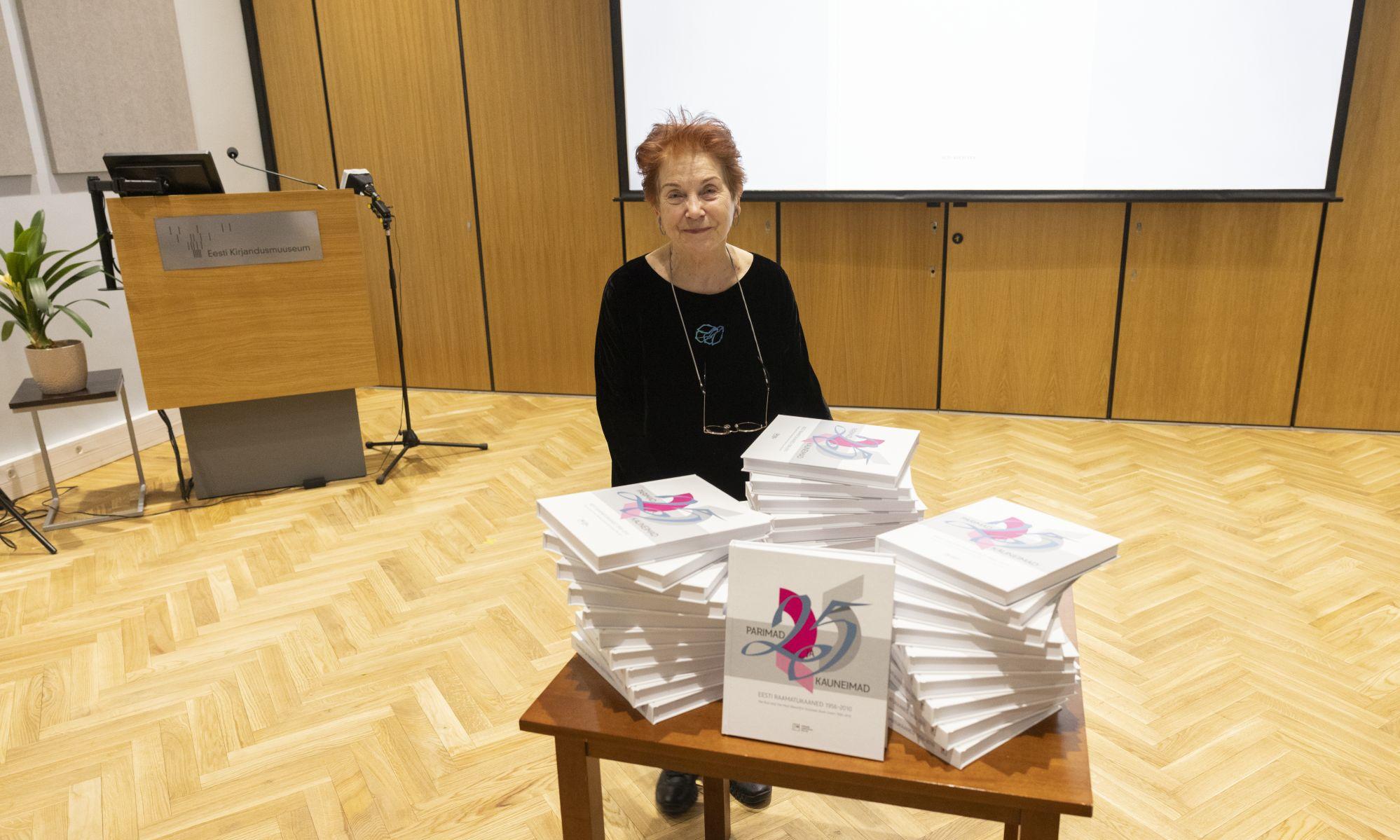 Raamatu koostaja Edith Hermann koos oma teostega